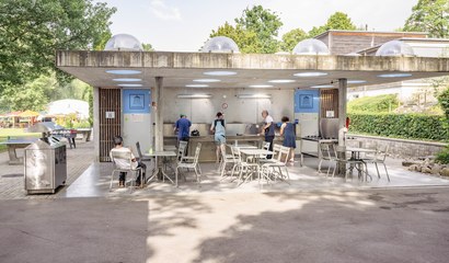 Menschen am Abwaschen im Waschbereich auf dem Camping Eichholz